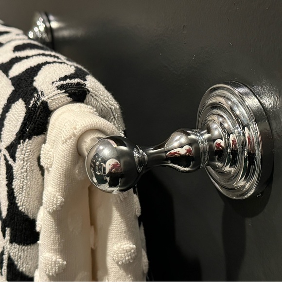 Kholer Chrome bathroom fixtures - toilet paper holder and towel bar - like new - Picture 4 of 5